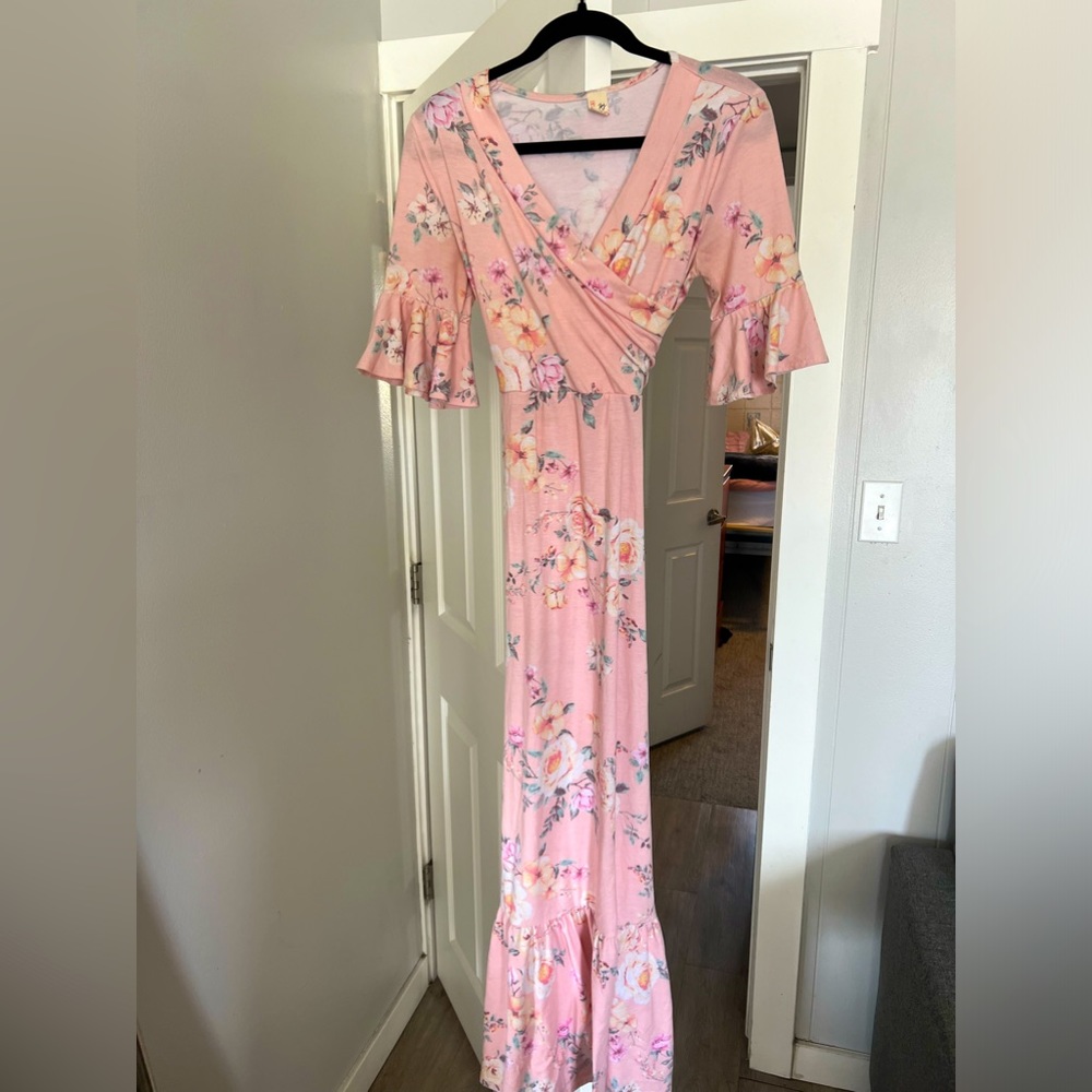 Flattering spring/summer dress w/floral design! Brings out your curves!